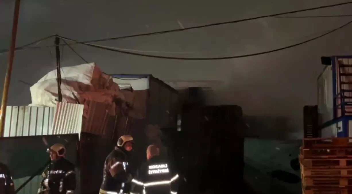 Çayırova\'da Palet Deposunda Yangın