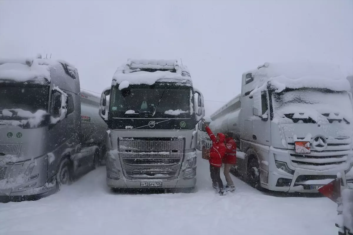 Kop Dağı Geçidi\'nde Kar ve Tipi Nedeniyle Ulaşım Aksadı