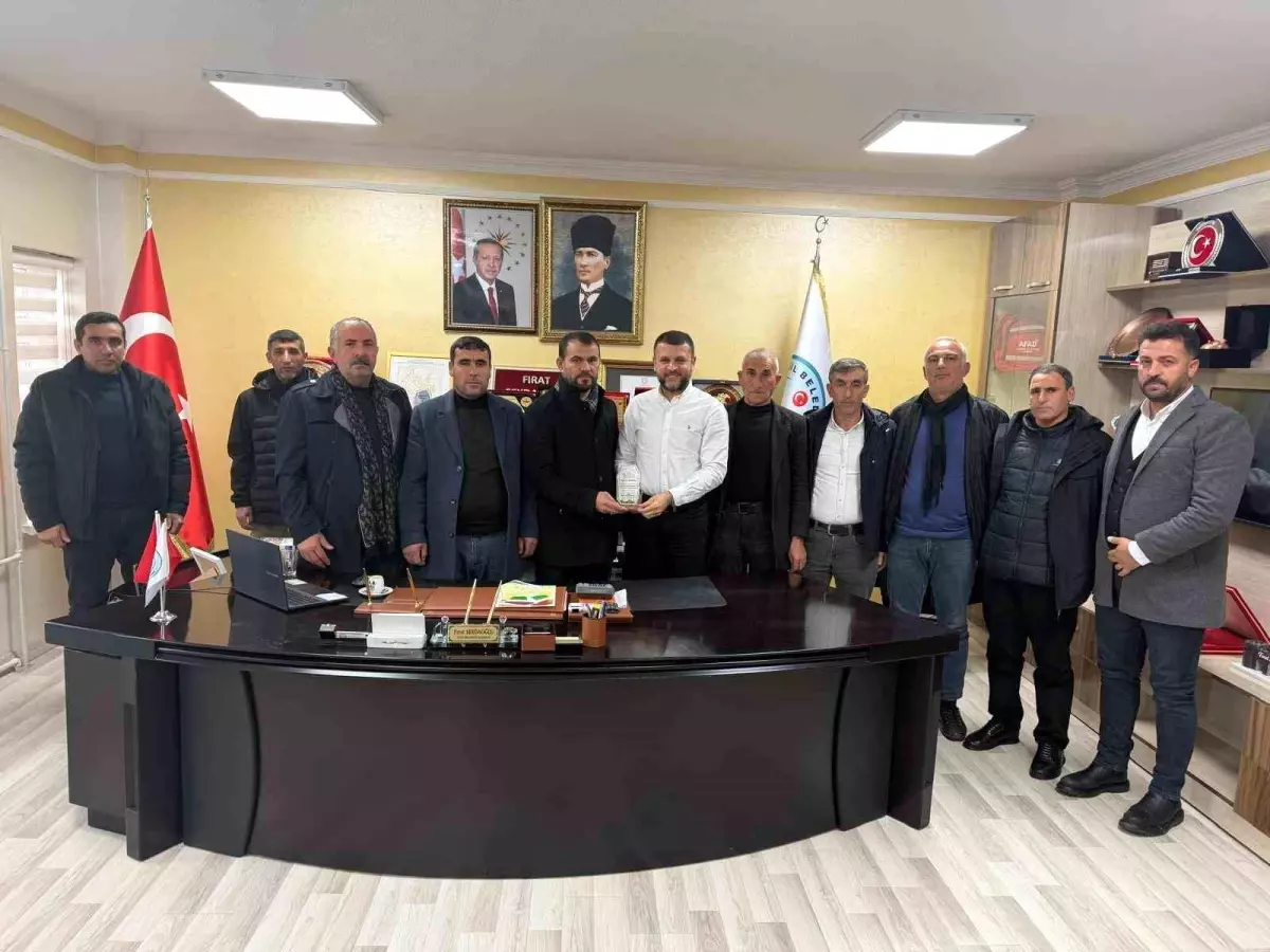 Muhtarlardan Başkan Seydaoğlu\'na teşekkür plaketi