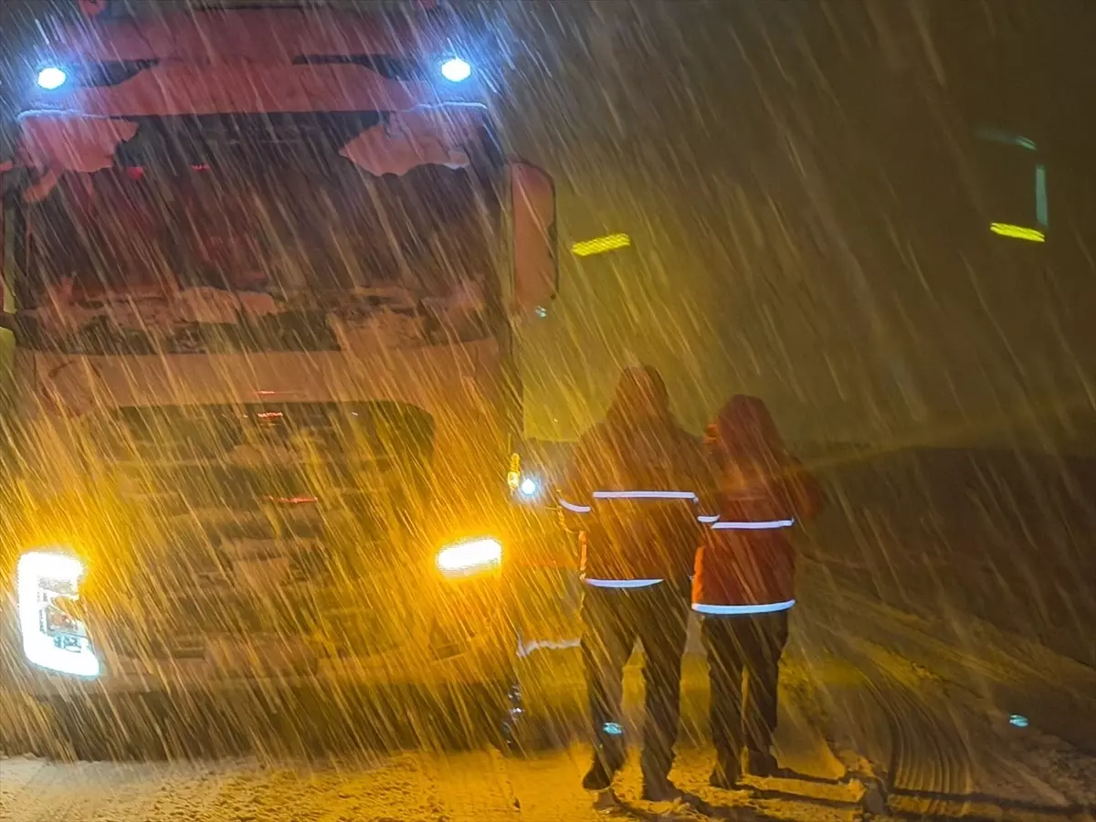 Muş-Bingöl Yolu\'nda Kış Yardımı