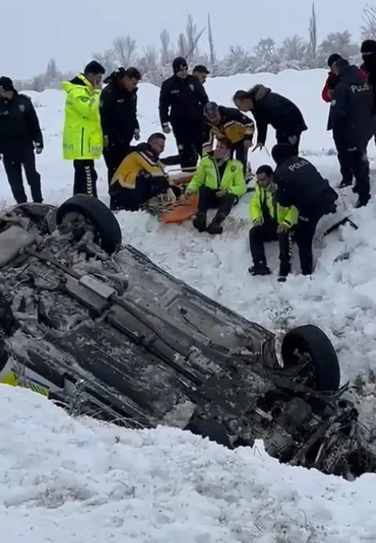 Erzincan\'da Polis Aracı Devrildi: 2 Yaralı