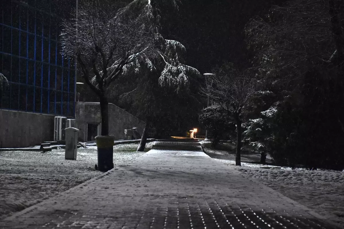 Sakarya\'da Kar Yağışı Etkili Oluyor