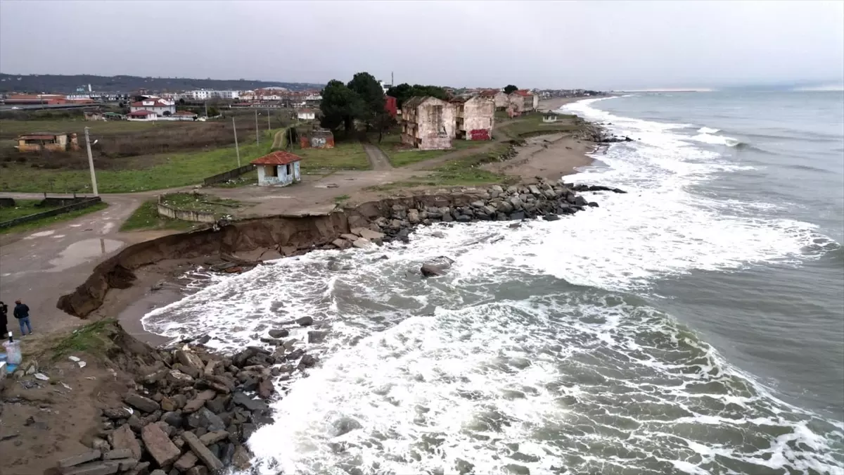 Karasu\'da Kıyı Erozyonu Tahribat Yaratıyor