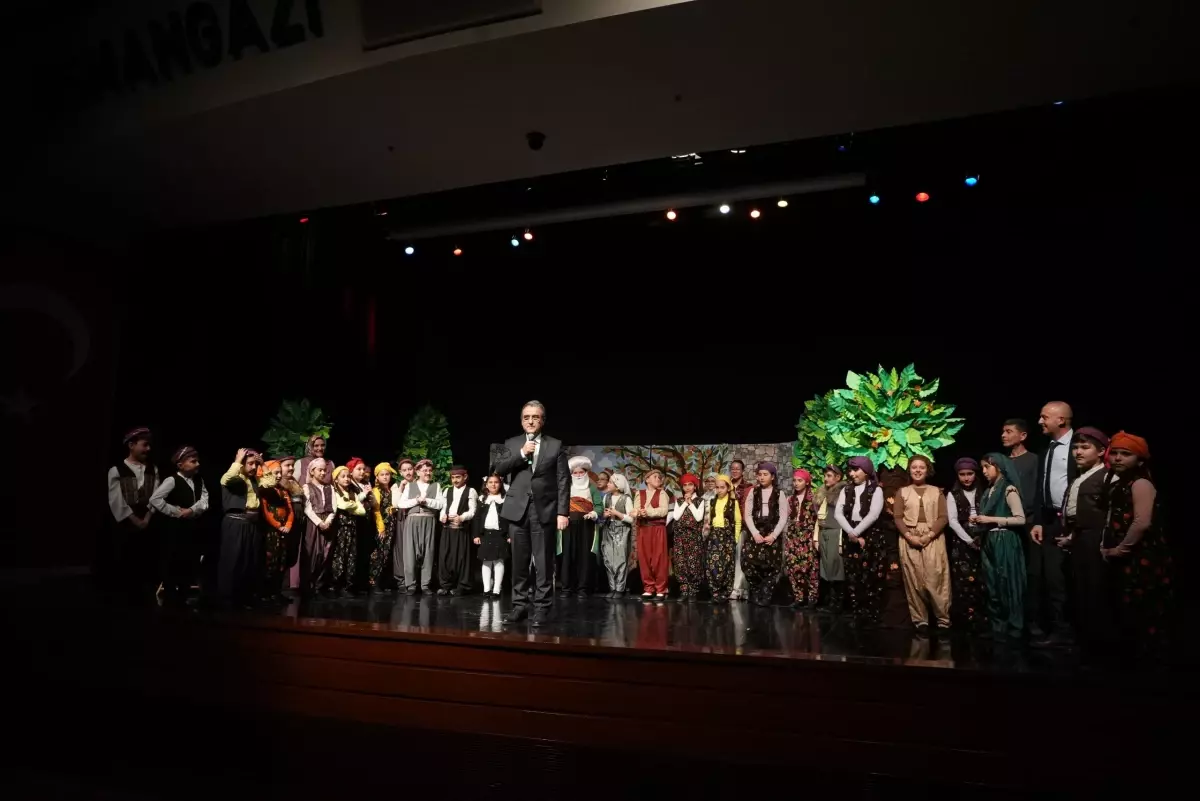 Şehit Soner Özübek Okulları\'nın Sahnelediği Tiyatro Oyunu Büyük Beğeni Topladı