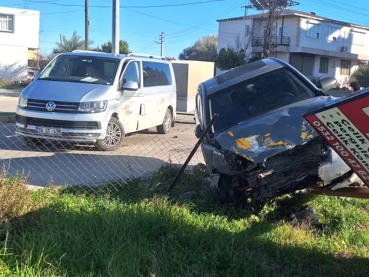 Antalya\'da Trafik Kazası: Yaralı Sürücü Hastaneye Kaldırıldı
