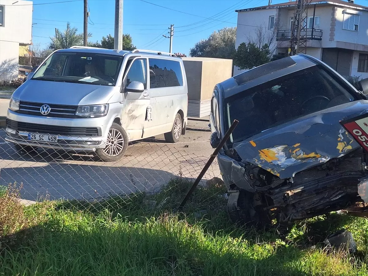 Antalya\'da Otomobil ile Minibüs Çarpıştı