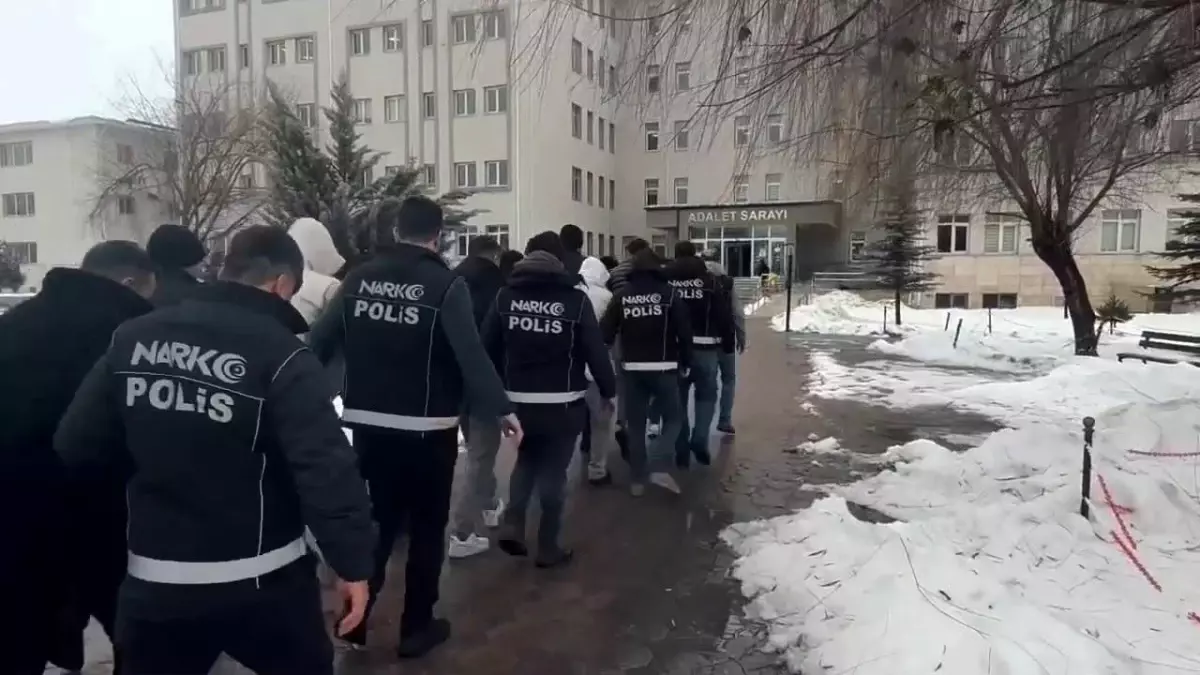 Sivas\'ta Uyuşturucu Operasyonu: 9 Gözaltı