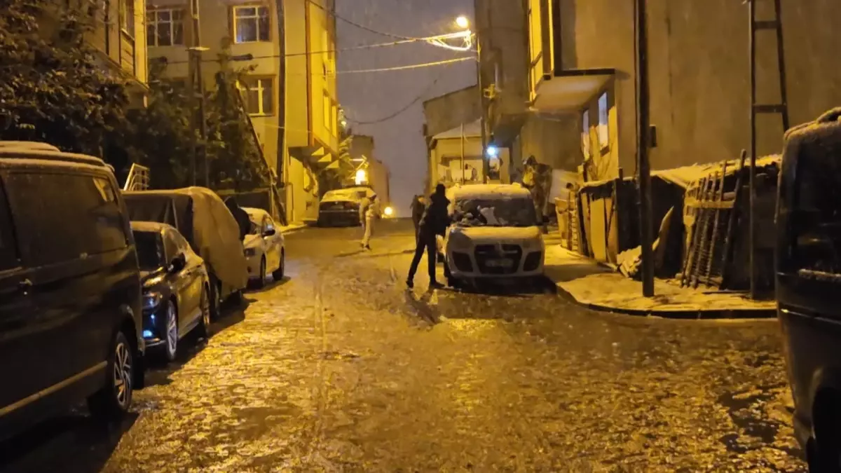 Karla kaplı parkta ilginç görüntü! 2 genç kameraya böyle yansıdı