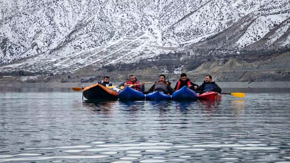 Tortum Gölü\'nde Renkli Kano Etkinliği