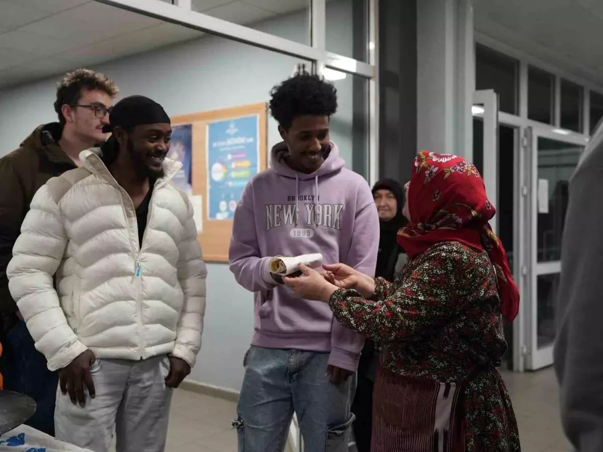 Üniversite öğrencilerine anne eli