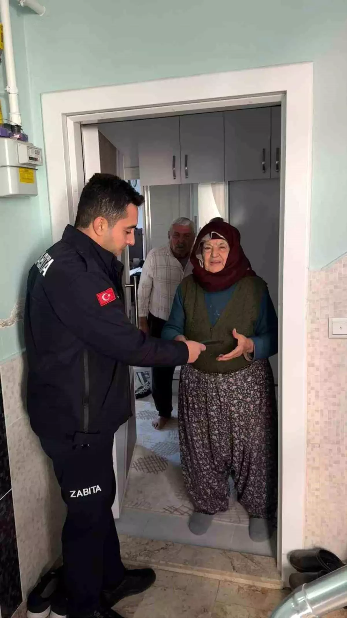 Yaşlı kadının pazarda kaybettiği cüzdanı bulup evinde teslim ettiler