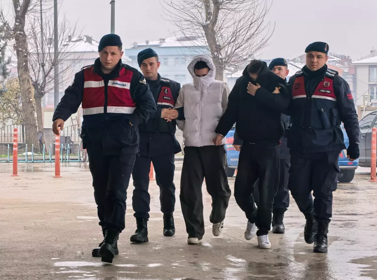 İnegöl\'de İnternet Kablo Hırsızları Tutuklandı