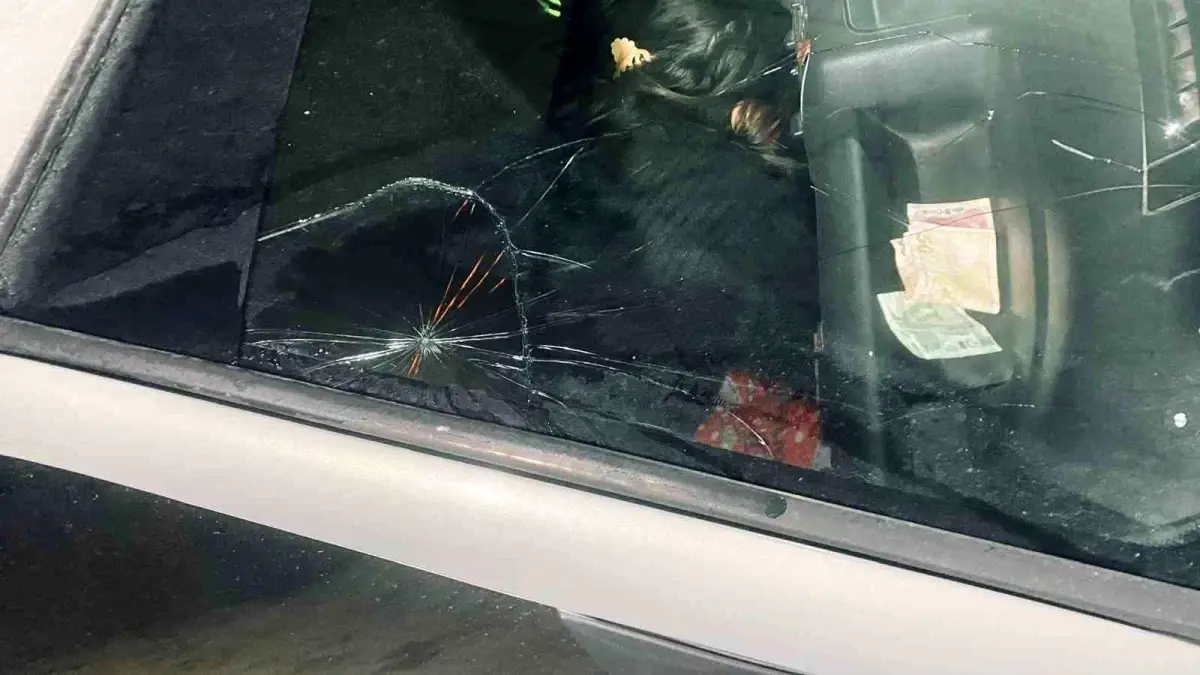 Eskişehir\'de Buz Sarkıtı Araca Düştü