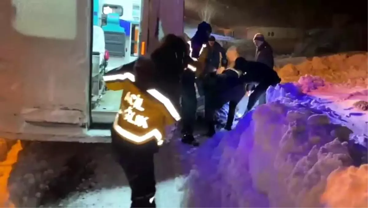 Ambulans karla mücadele ekiplerinin yardımıyla hastaya ulaştı
