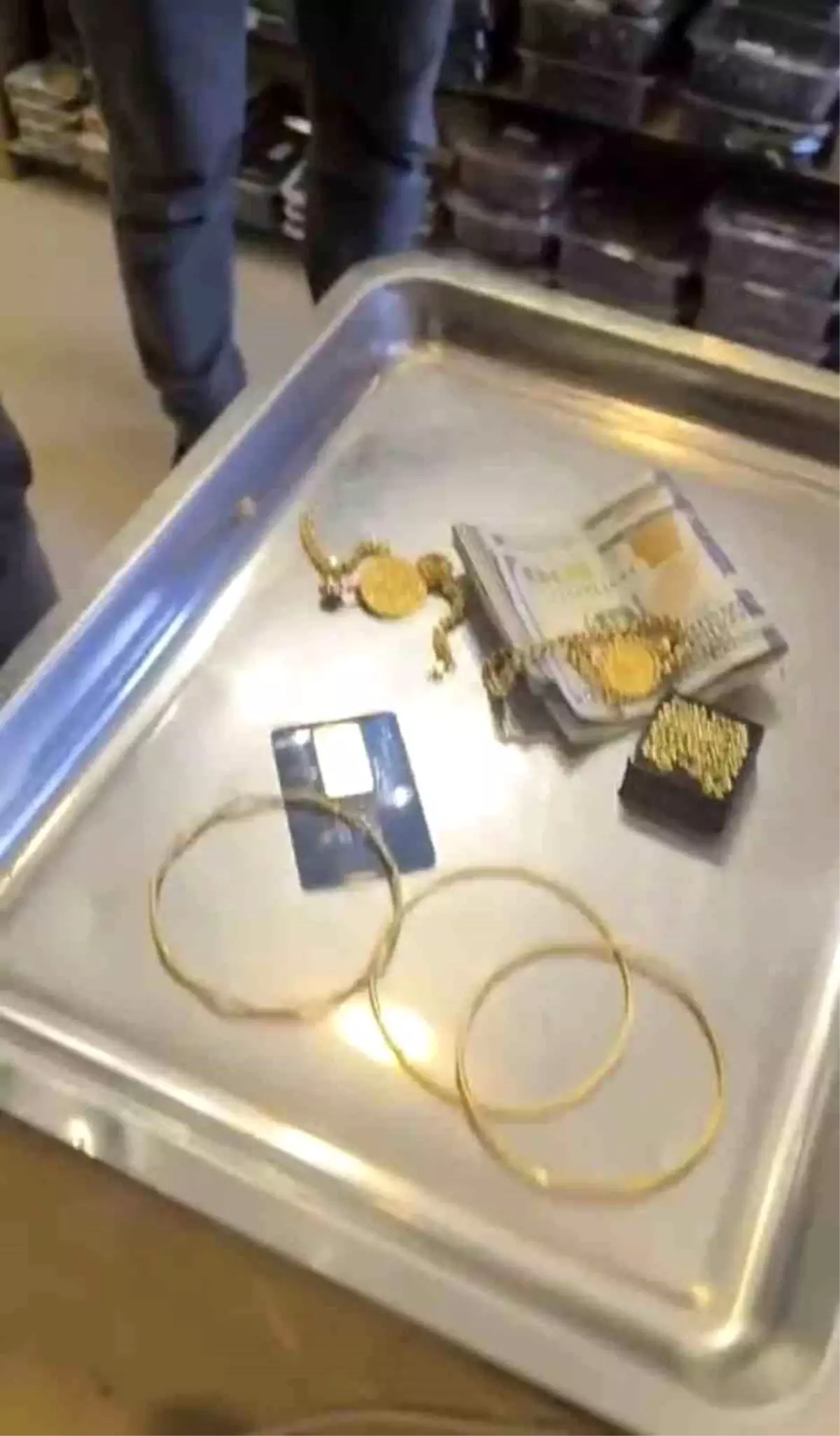 Duyarlı Vatandaşlar Altın Çantasını Sahibine Teslim Etti