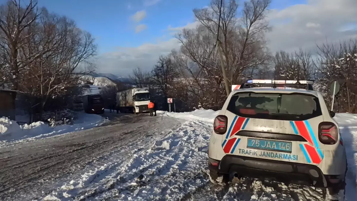 Posof\'ta TIR Yolu Kapattı