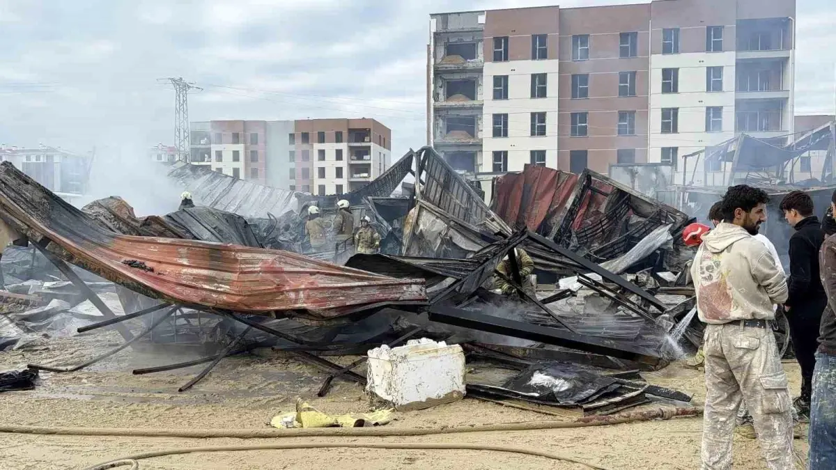 Arnavutköy\'de Konteyner Yangını