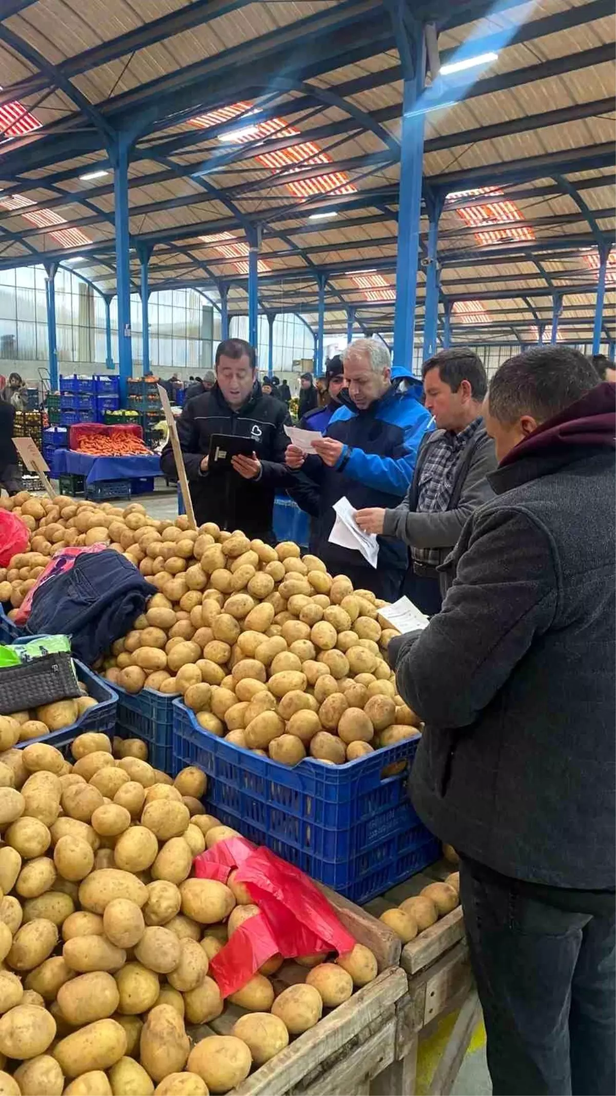 Balıkesir Büyükşehir Belediyesi pazar yerlerini denetliyor