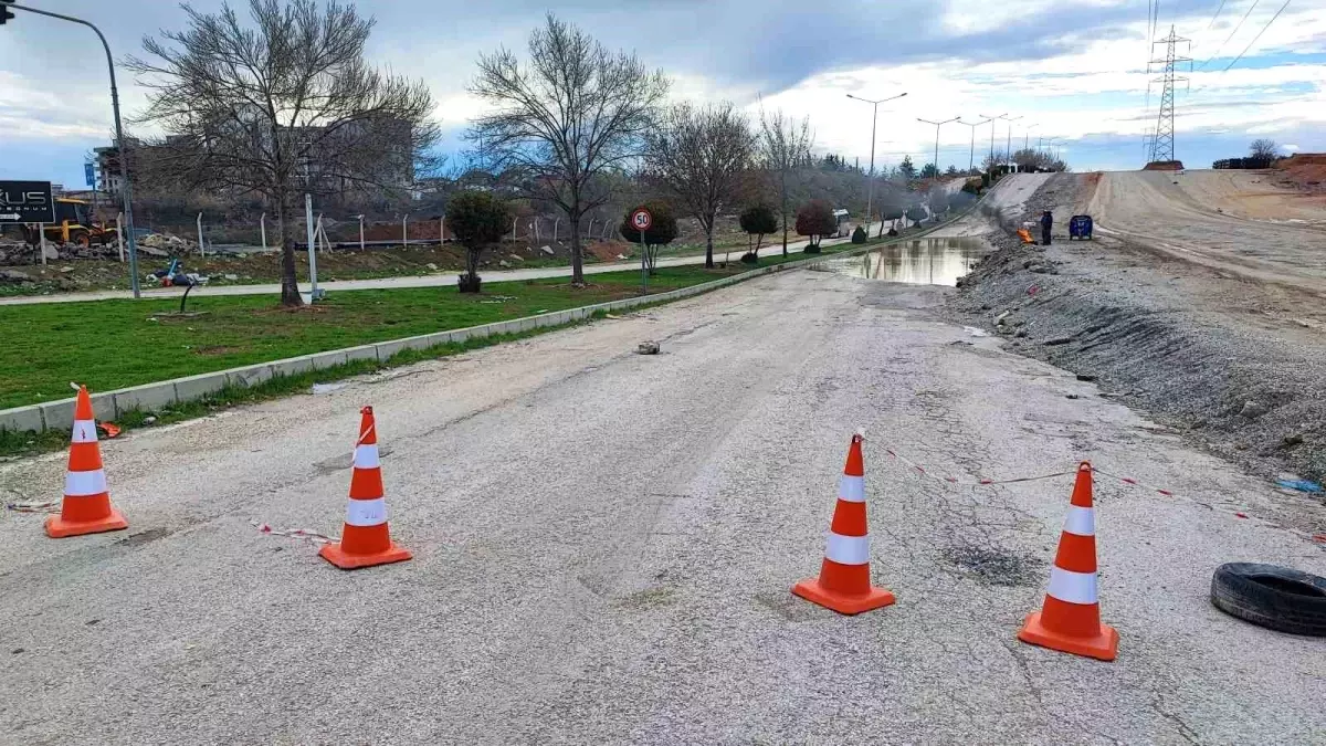 Belediye su tahliyesi yerine yolu kapattı, yapım aşamasındaki yolu açtı