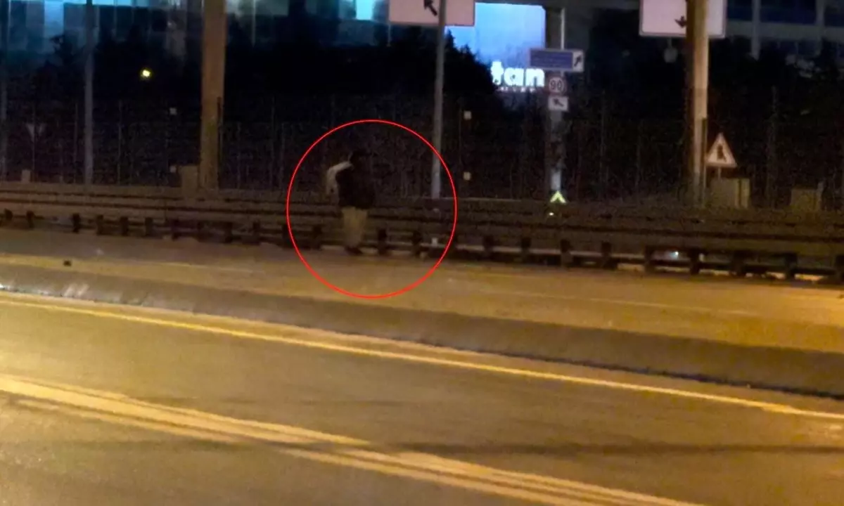 E-5\'te Yürüyen Şahıs Trafiği Tehdit Etti