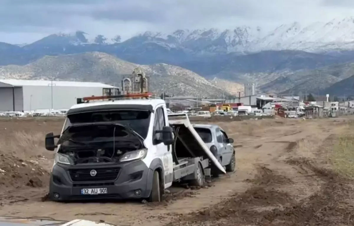 Çamura Saplanan Çekiciler Trajikomik Olay Yarattı