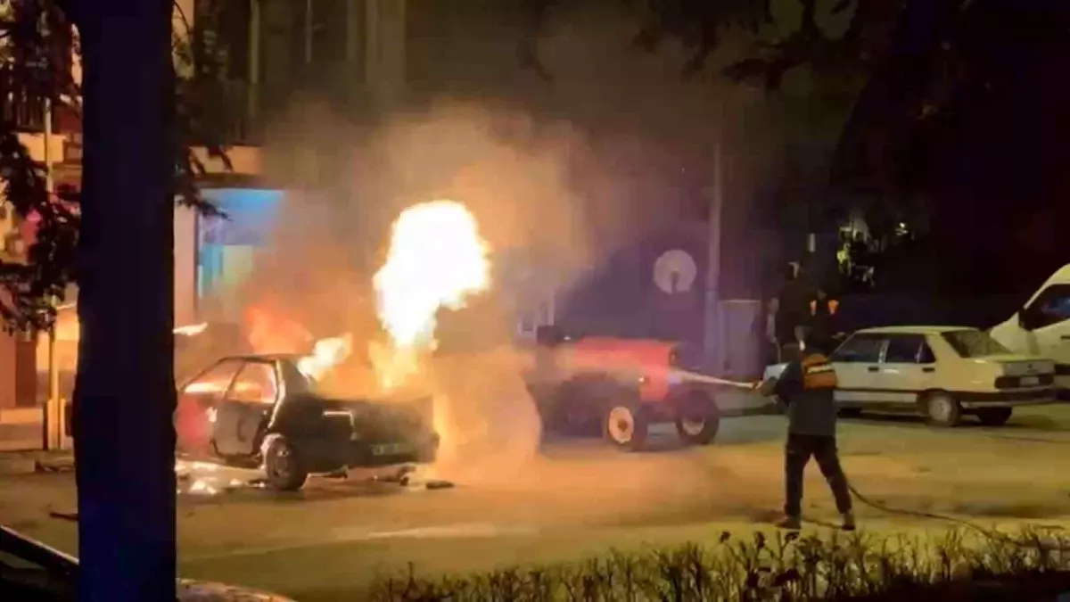 Bolu\'da Park Halindeki Araç Yandı