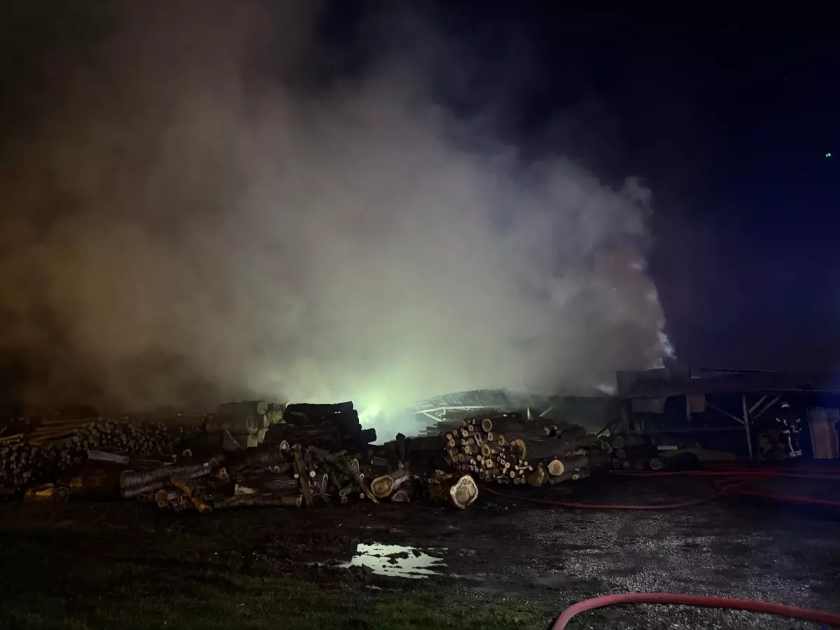 Yıldırım\'da Ahşap Palet Fabrikasında Yangın