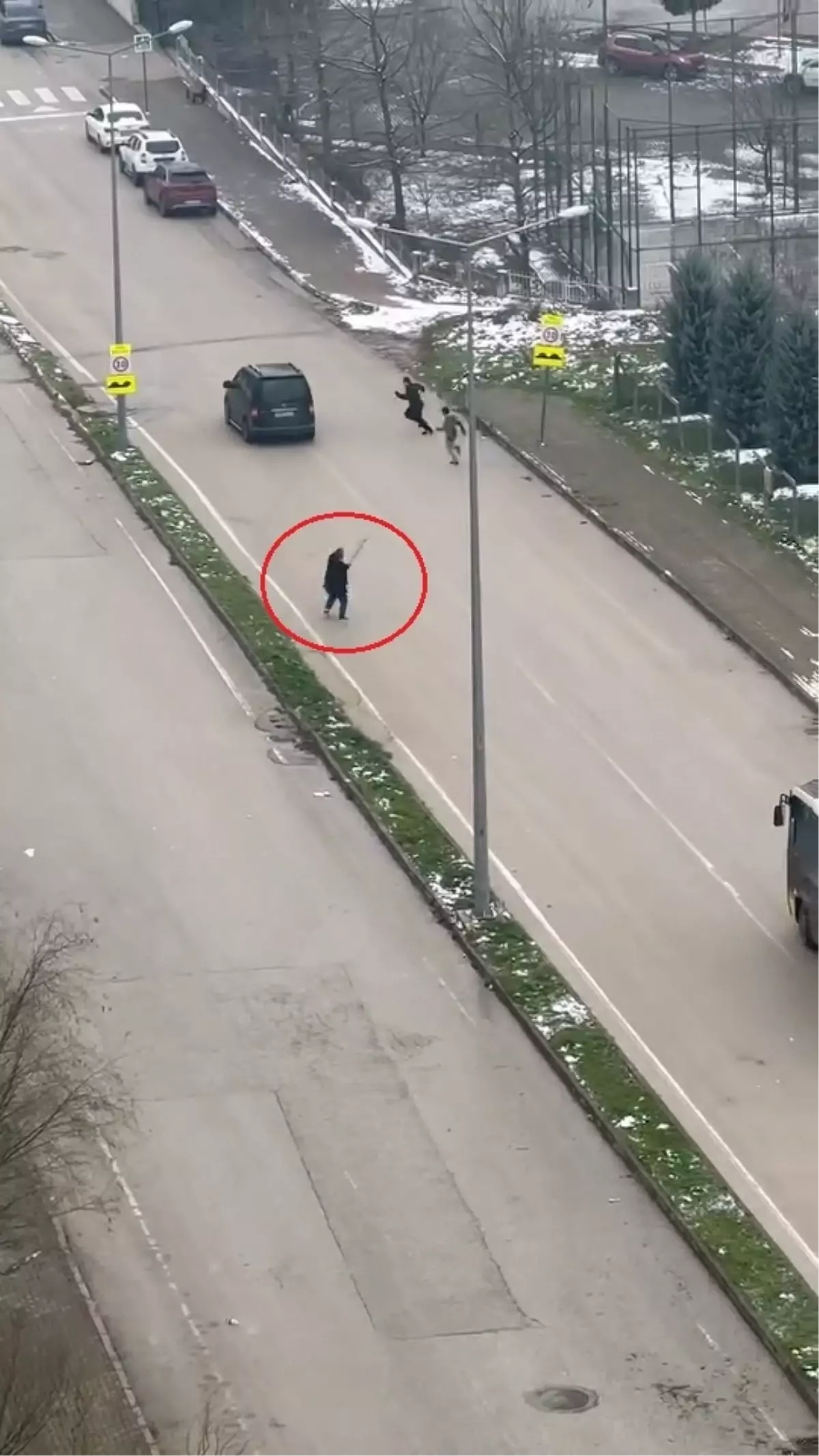 Bursa\'da özel halk otobüsü şoförü çocukları sopayla kovaladı