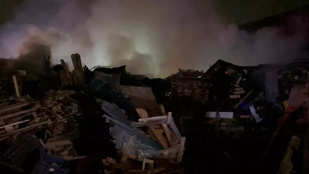 Bursa\'da Palet Fabrikasında Yangın