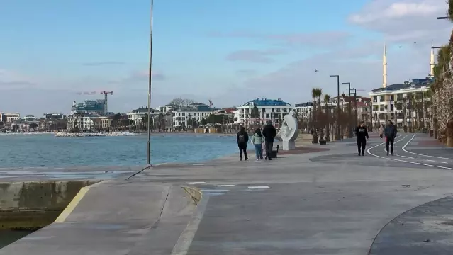 Denizde Canlı Yayın Sırasında Atlayan Kadını Canlı Yayın Kurtardı