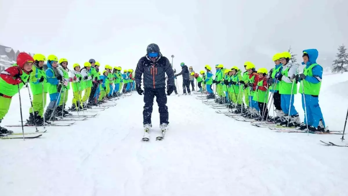 Büyükşehir\'le öğrencilerin kayak keyfi