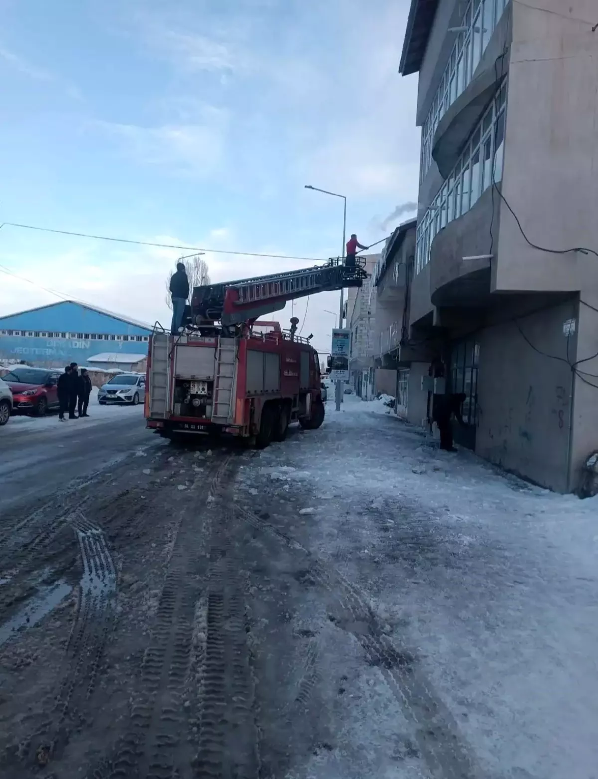 Diyadin\'de tehlike oluşturan buz sarkıtları temizlendi