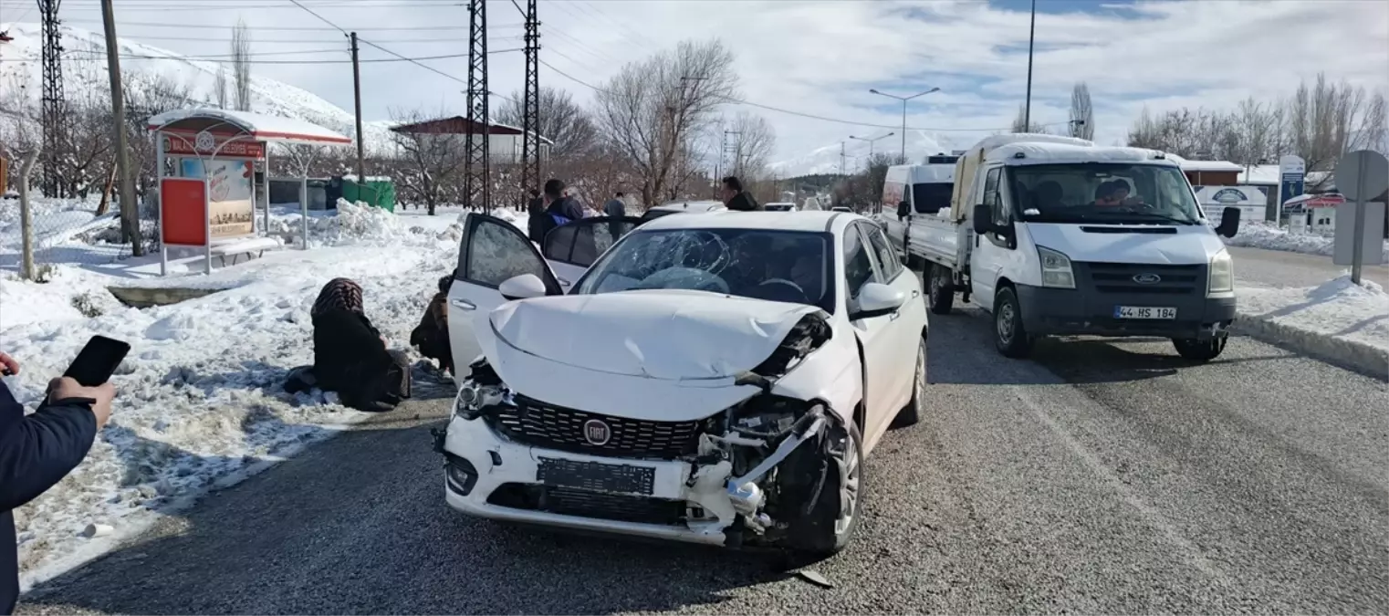 Doğanşehir\'de iki otomobilin çarpışması sonucu 3 kişi yaralandı