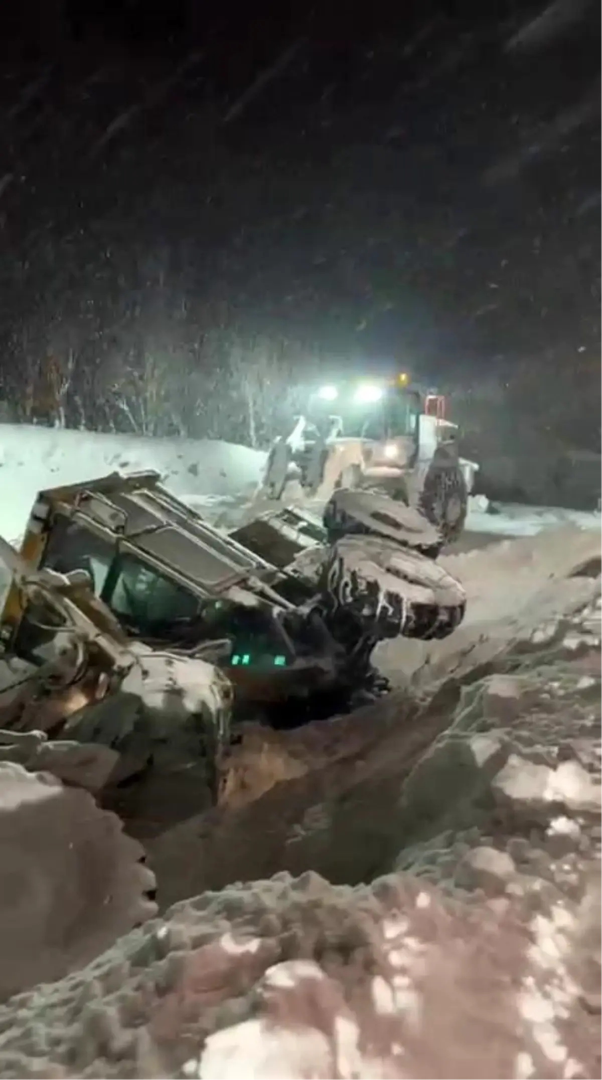 Erzurum\'da kar temizleme aracı devrildi