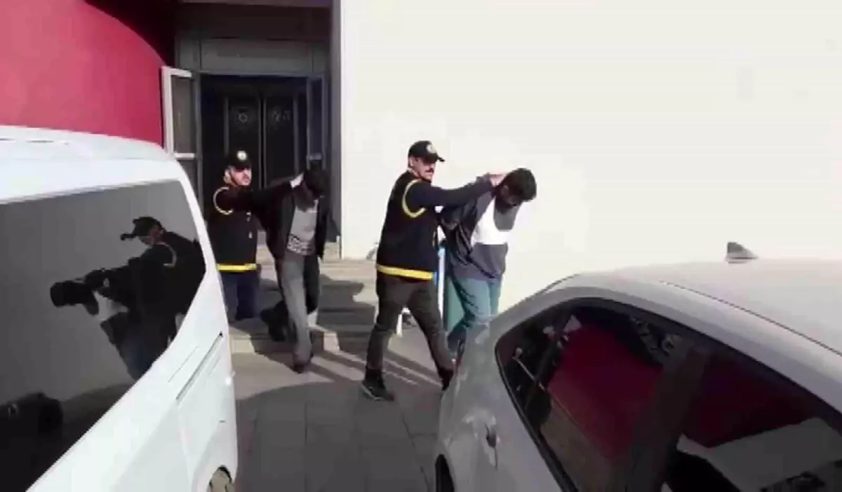 Adana\'da Kargo Dolandırıcılığı: İki Şüpheli Tutuklandı