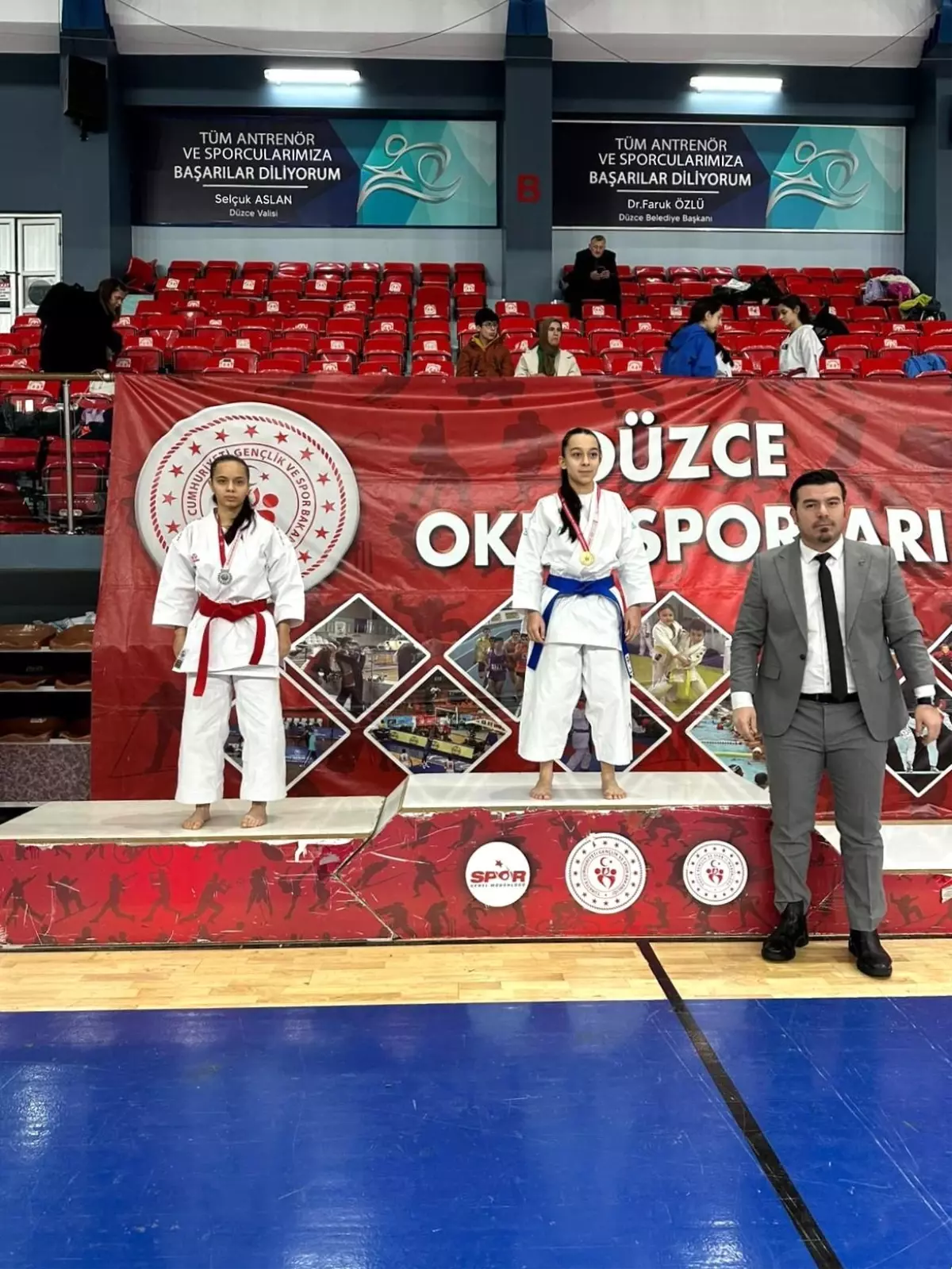 Düzce\'de Okul Sporları Karate Müsabakaları Heyecanlı Geçti