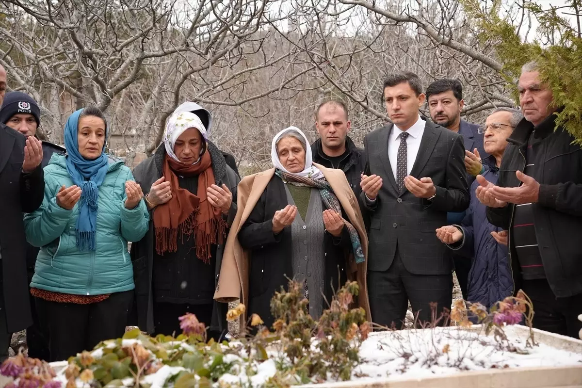 Güdül Kaymakamı Akar, şehit polisin ailesini ve kabrini ziyaret etti