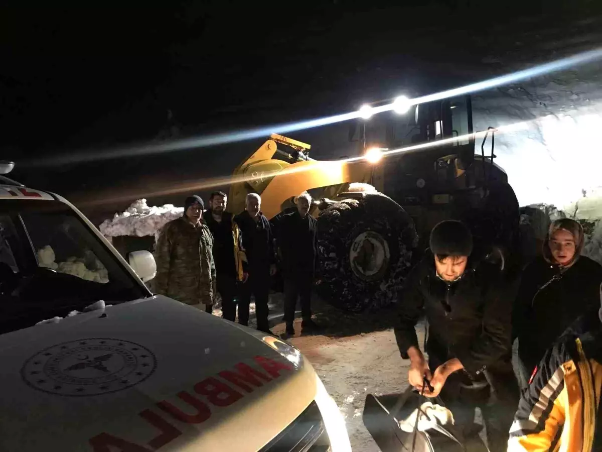 Hastaya ulaşmak için 4 saat boyunca yol açıldı