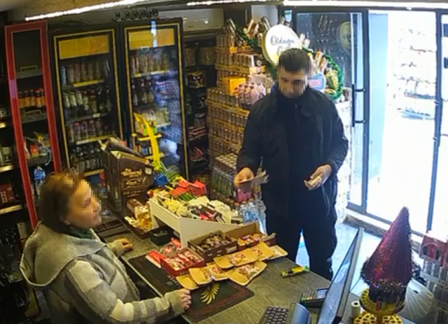 Hırsızlık suçundan aranan şahsın büfede yakalanma anı kamerada Hırsızlık suçundan aranan şahsın büfede yakalanma anı kamerada