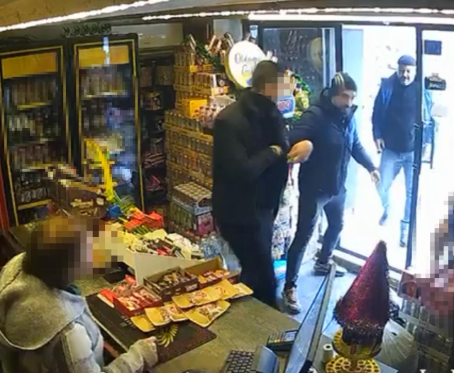 Hırsızlık suçundan aranan şahsın büfede yakalanma anı kamerada Hırsızlık suçundan aranan şahsın büfede yakalanma anı kamerada