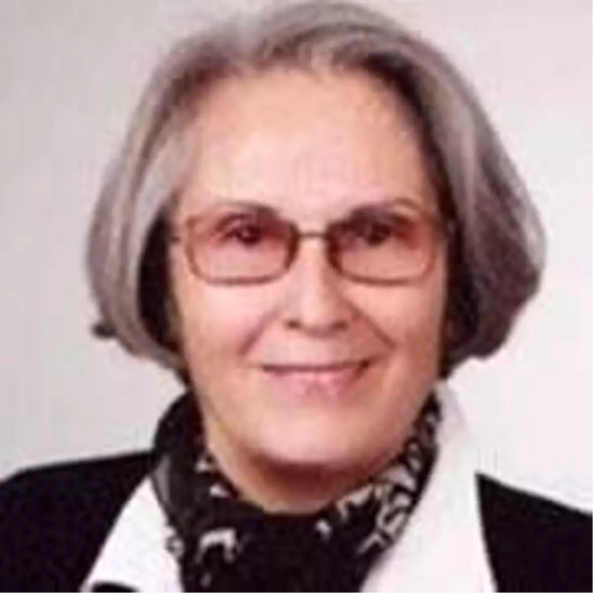 İzmir\'de evlerinde ölü bulunan anne ve kızı son yolculuğuna uğurlandı