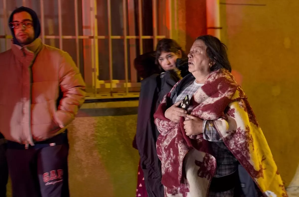 Kadıköy\'de Apartman Yangını: 8 Yaralı