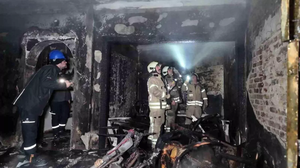 Kadıköy\'de yangın: 8 yaralı