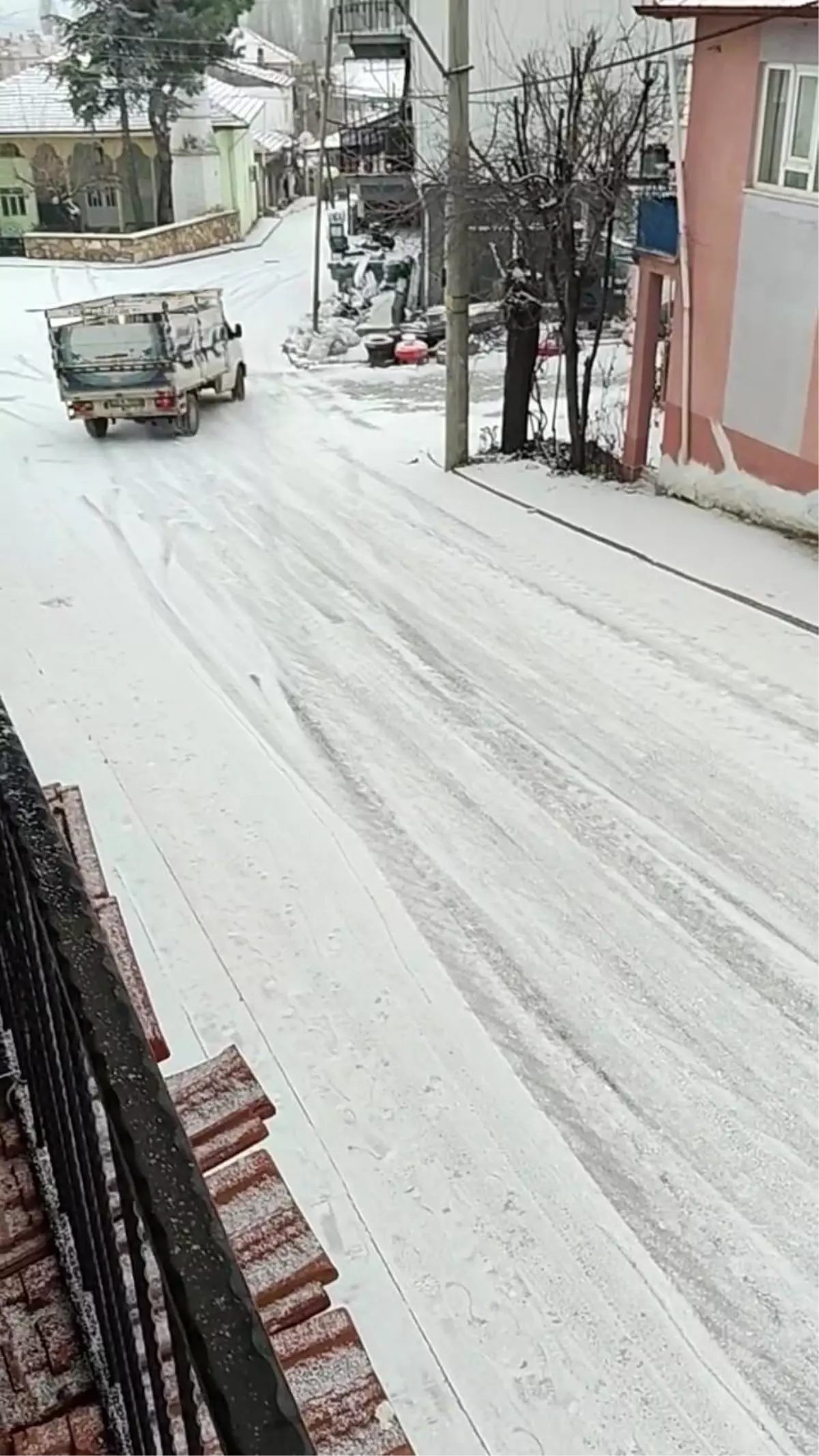 Denizli\'de Buzlu Yolda Kamyonet Kaydı