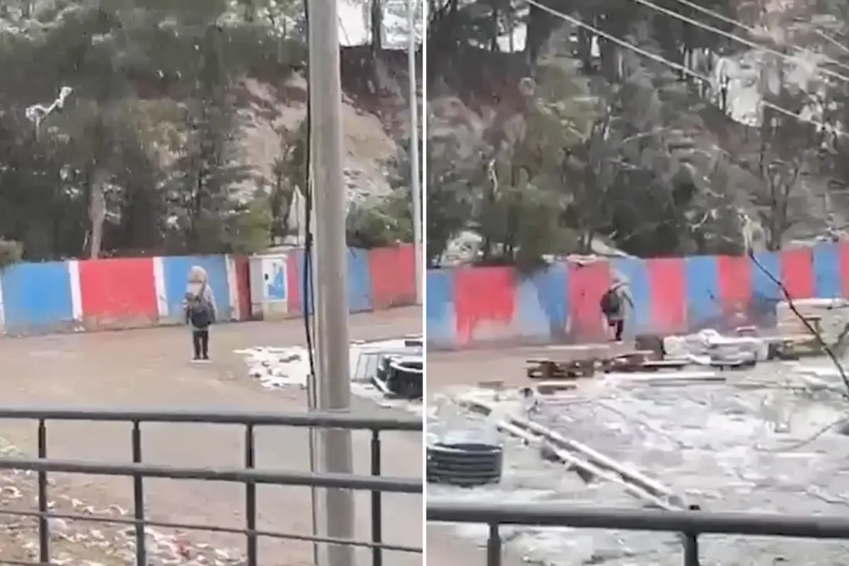 Kar yağarken İstiklal Marşı\'na saygı duruşunda bulunan minik, gönülleri fethetti