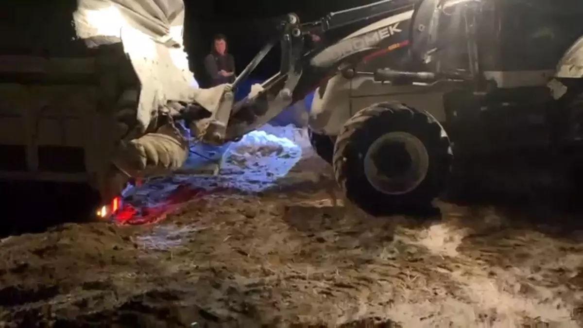 Kara saplanan araç, belediye ekipleri tarafından kurtarıldı