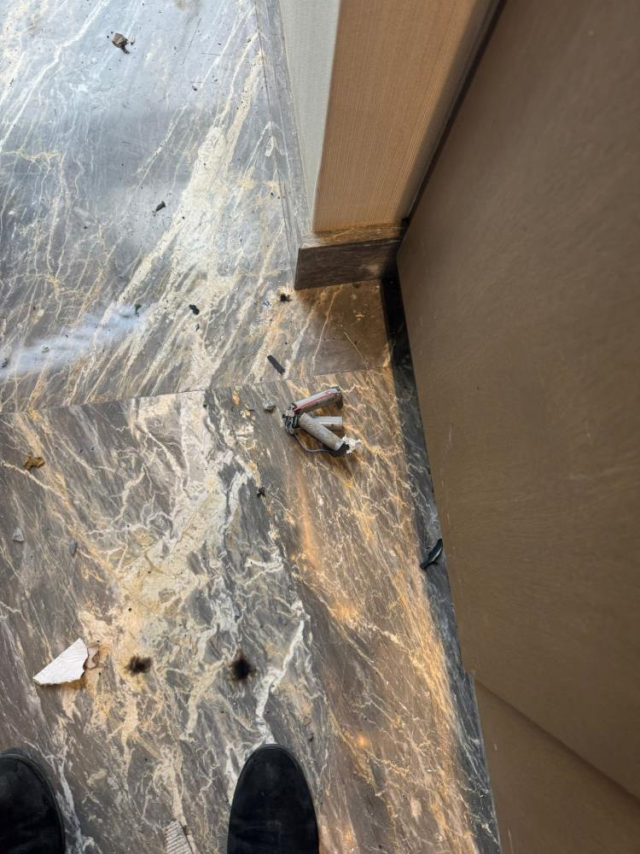 Kargo paketi bomba gibi patladı, ortalık savaş alanına döndü