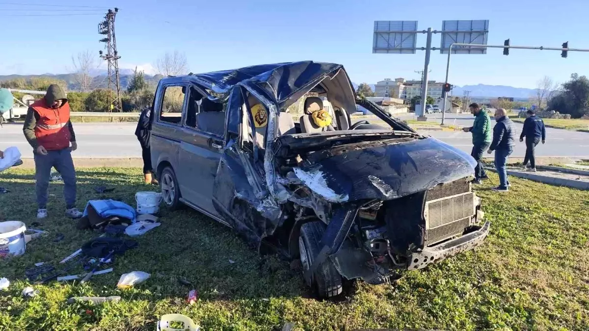 Manavgat\'ta Trafik Kazası: 5 Yaralı