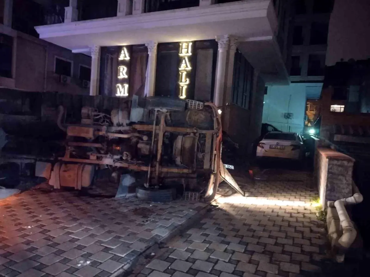 Maltepe\'de moloz yüklü kamyonet otomobilin üzerine devrildi
