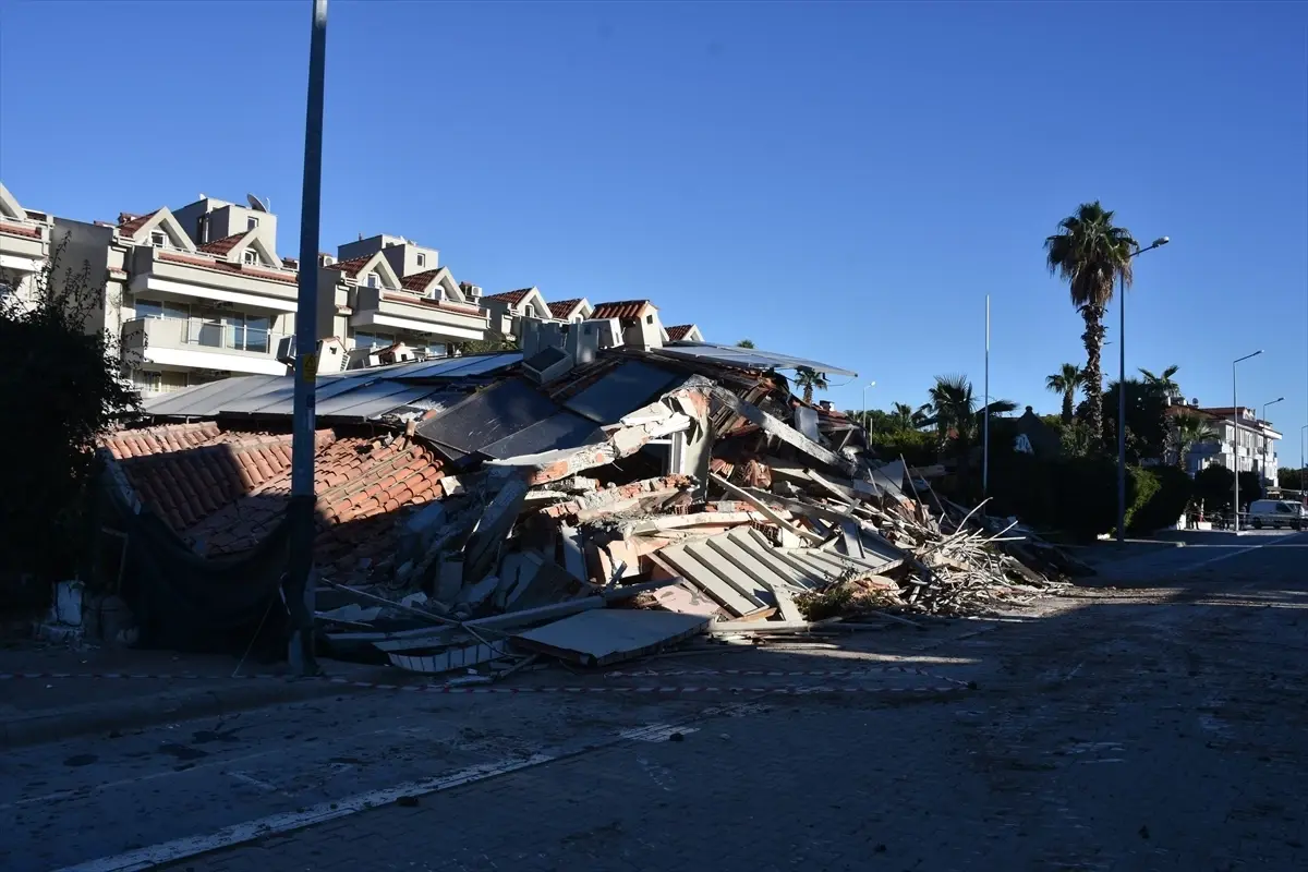 Marmaris\'te Apart Otel Bloğu Çöktü